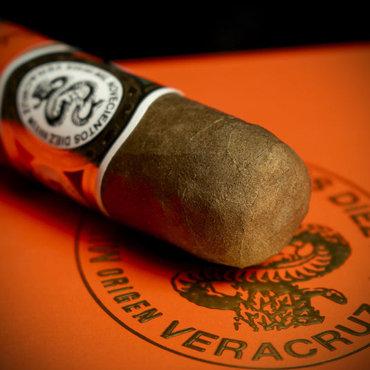 Box of 10 - Casa 1910 Revolutionary Edition - Cuchillo Parado Robusto Cigars